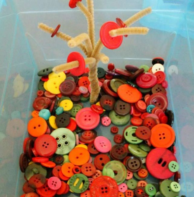 fall themed quiet bin activity for preschoolers