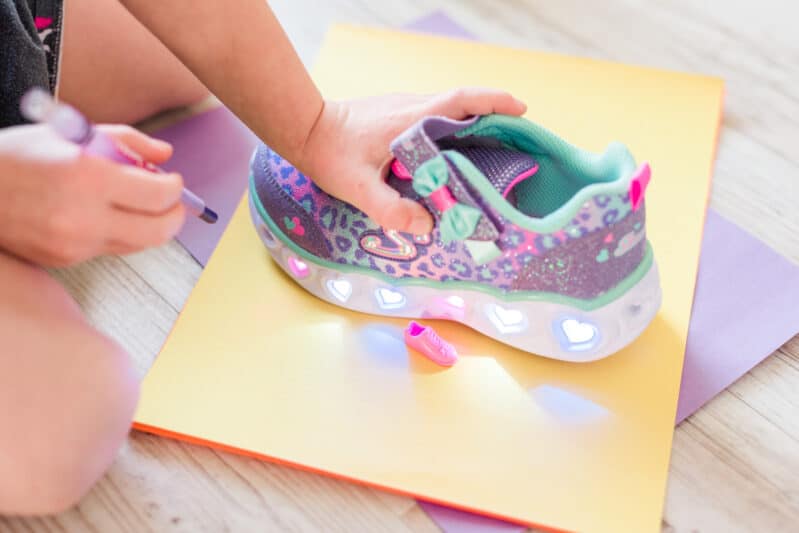 Teach the concept of big and small with this super easy and fun activity! Get toddlers to compare sizes and work on fine motor tracing too!