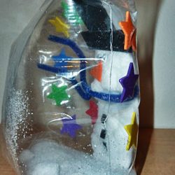 Use a ziplock bag to make this snow globe from De Tout et de Rien