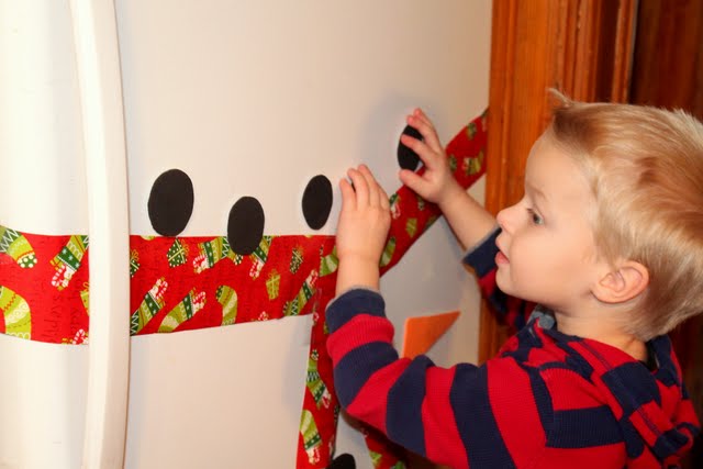 Your kids will love to build a snowman on your fridge again and again!