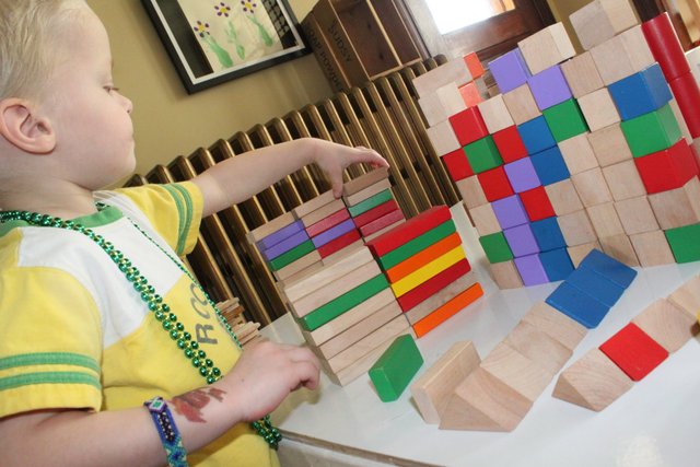 Easy sorting activity for toddlers using blocks