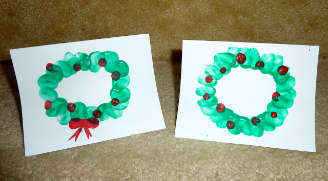 Wreath Christmas card for kids to make using finger prints