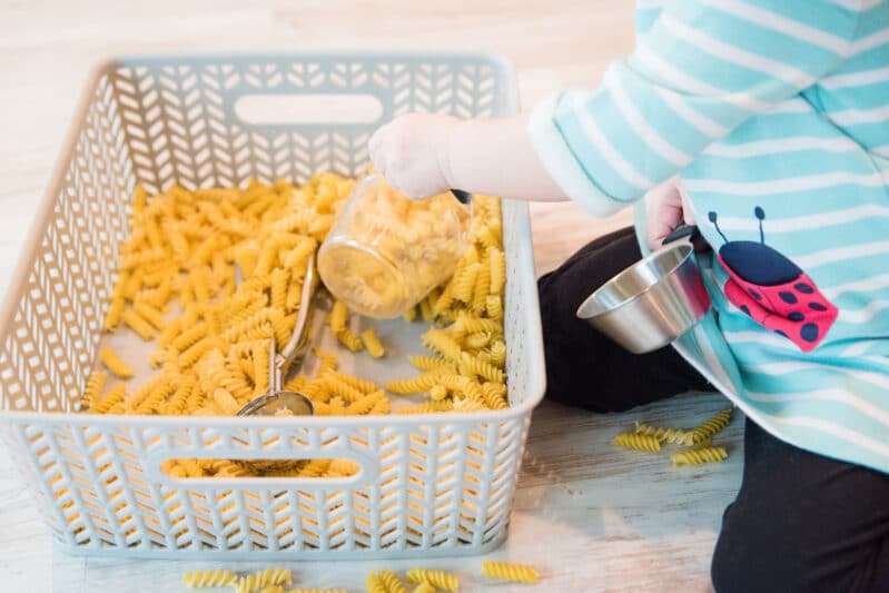 Pasta noodles make for a unconfined sensory bin play time for toddlers and preschoolers. Watch them learn and explore with their sense of touch and plane sound.