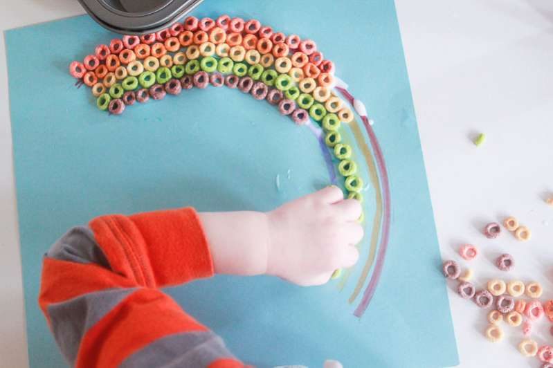 Color matching practice for preschoolers - Rainbow Craft with Fruit Loops or Rainbow Cheerios