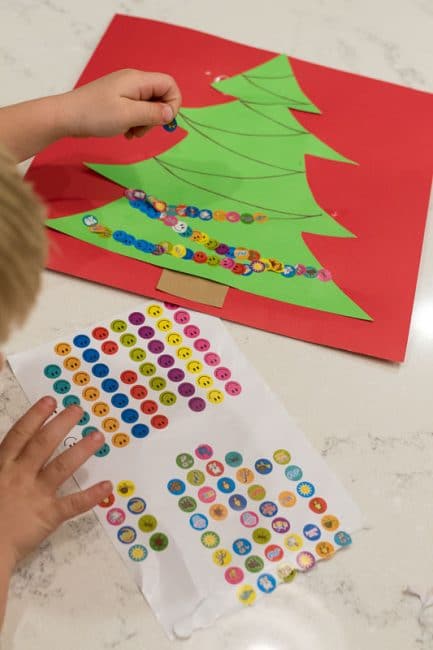 Follow the lines of garland on the Christmas tree craft 