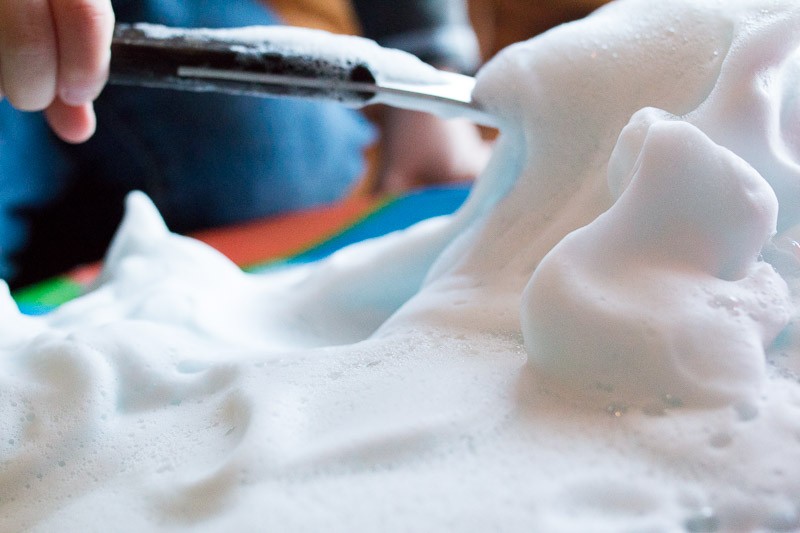 Let your kids have messy fun with this sensory foam activity!