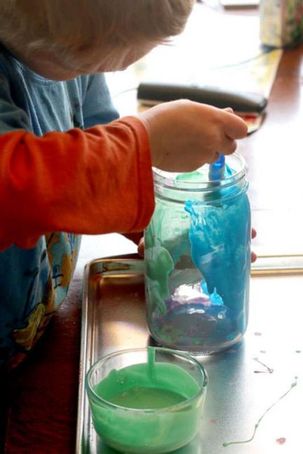 Learn how to tint mason jars with your kids! These pretty jars make great gifts!