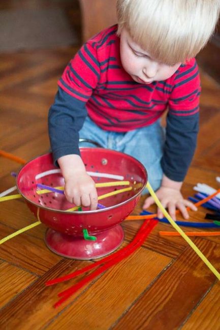 Keep toddlers super busy with a no prep fine motor pipe cleaner activity!