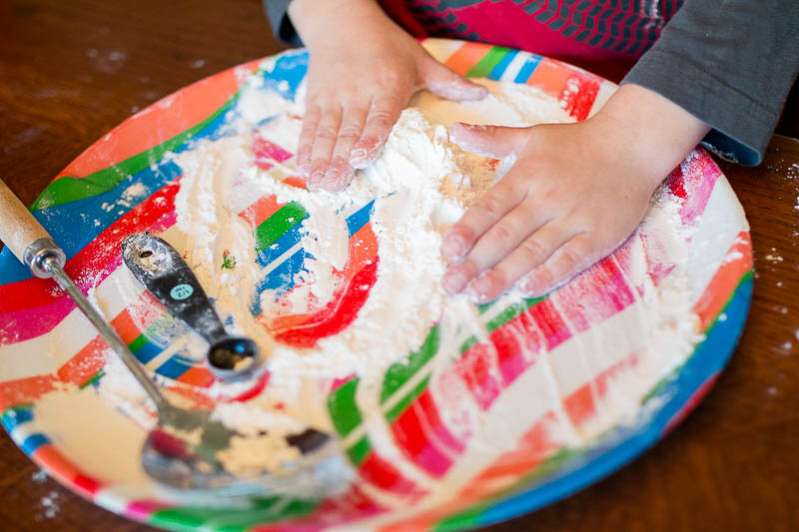 Set up an easy flour sensory play activity for toddlers and preschoolers!