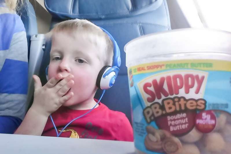 Fun and simple things for kids to do on an airplane to keep them busy