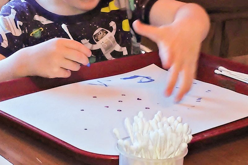 These are some fun ways for kids to paint with Qtips - great preschooler art project!