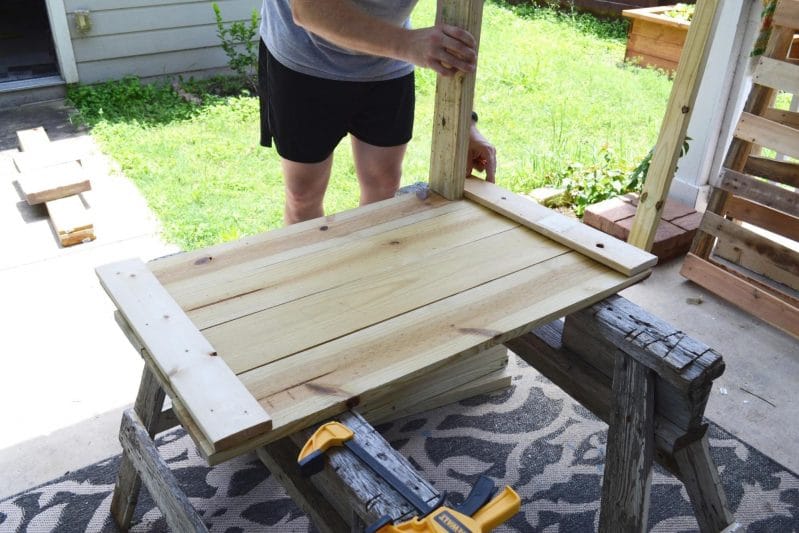 Make a DIY mud kitchen for your kids this weekend!