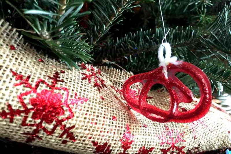 Make this DIY Christmas ornament with your toddler or preschooler