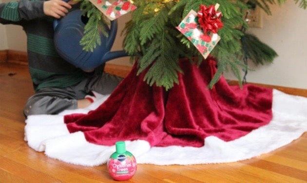 These mini gift Christmas ornament crafts for the kids are super easy to make!