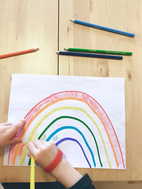 Create your own popsicle stick rainbow puzzle - a great spelling activity for preschoolers!