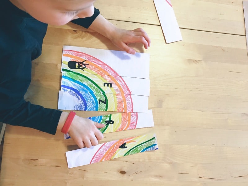 Create your own popsicle stick rainbow puzzle - a great spelling activity for preschoolers!