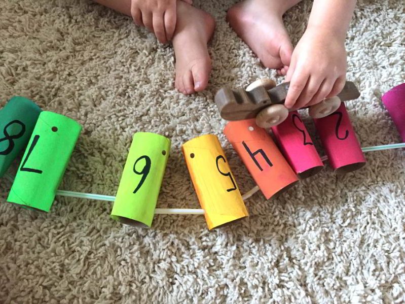 Make an easy number chain with your preschooler - great for learning number orders!