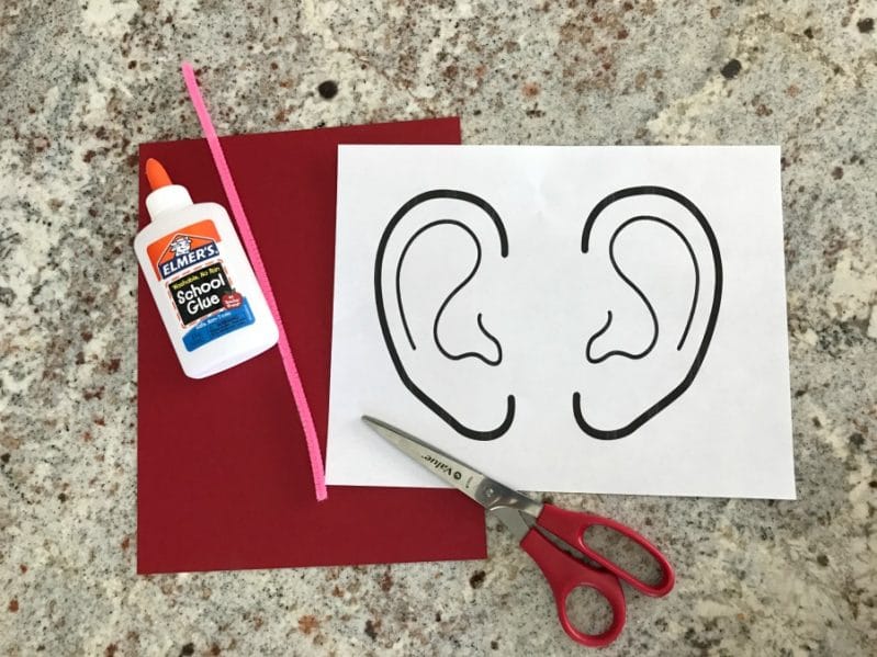 This is such a cute listening ears craft to help kids LISTEN during audiobooks and other activities.