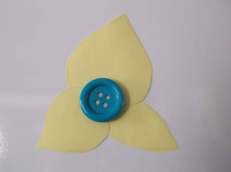 Make decorate magnets that look like flowers!