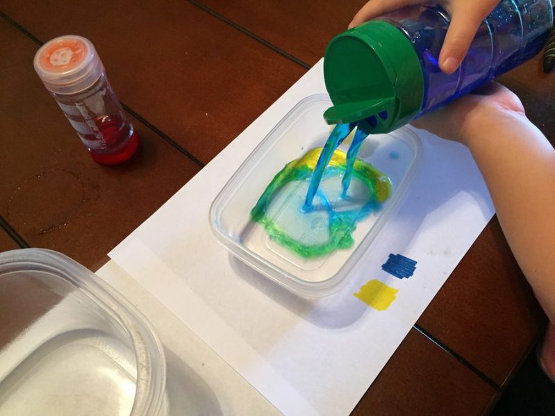 Learning colors has never been more fun! Combine water play and preschool science in this fun colorful water play experiment.