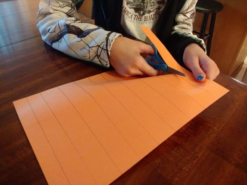 Cut out the strips to make your thankful chain. This is great fine motor practice!