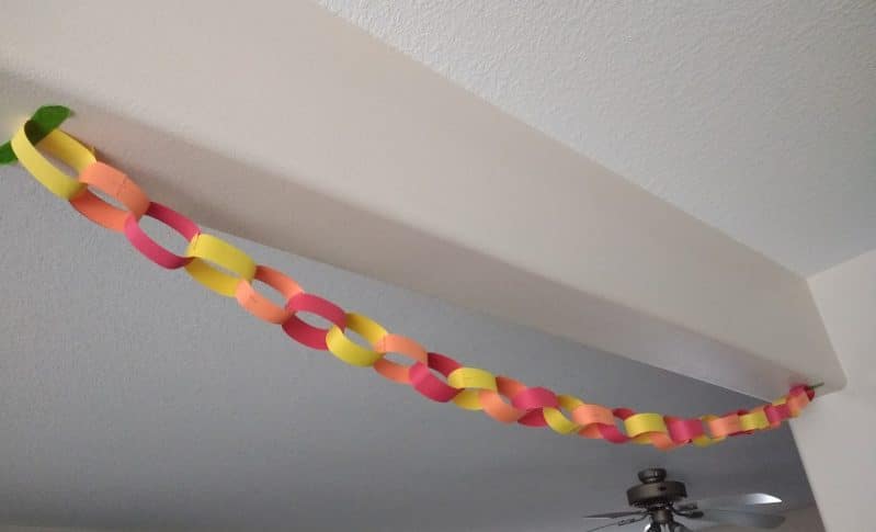 Decorate your house with a simple DIY thankful chain for Thanksgiving!