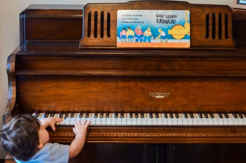 This super simple musical storytelling activity takes no set up and is great for busy toddlers. This 1 year old is getting curious about the piano and the story.