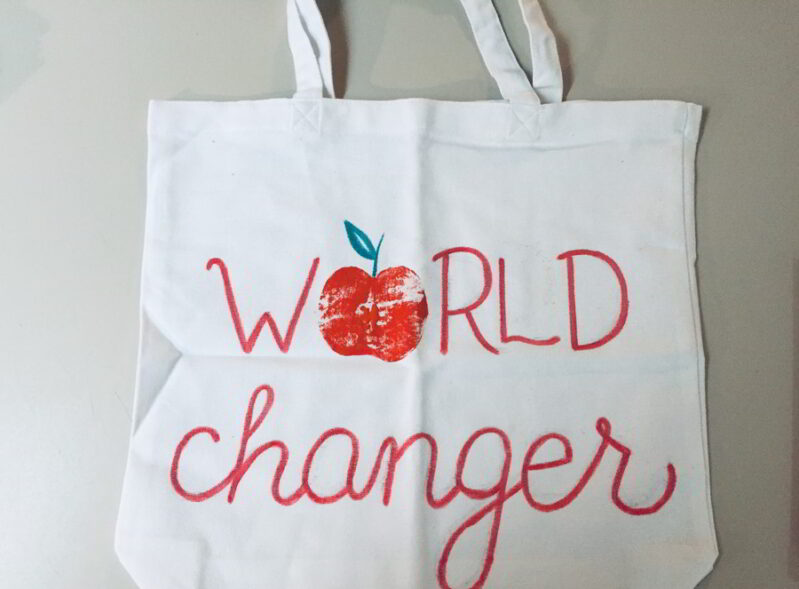 Make this easy apple stamp tote bag. It's the perfect teacher's gift for back to school!