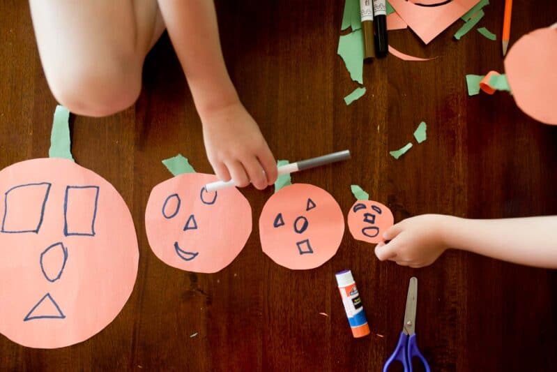 Super fast pumpkin family tracing craft that's perfect for fall!