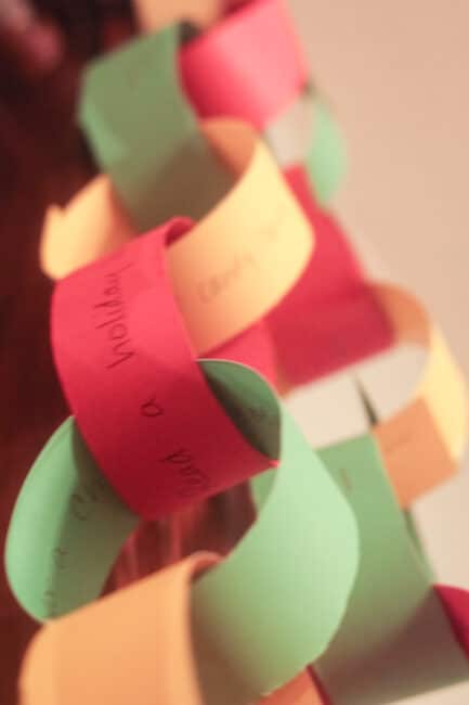 Build a cute and classic Christmas countdown chain for kids!