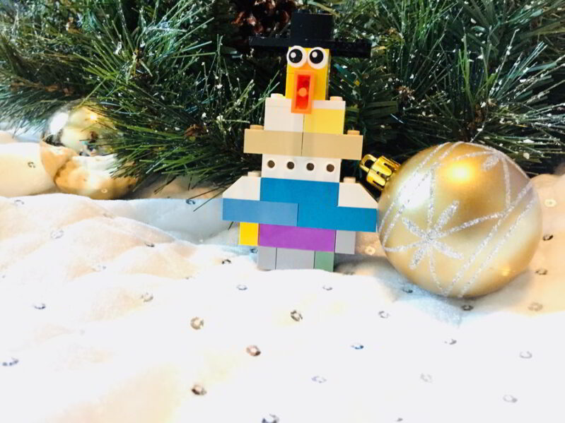 Make mini LEGO snowmen with this winter-themed LEGO build challenge!