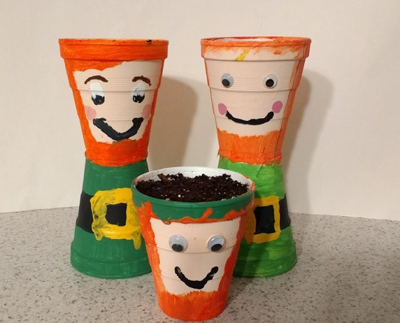 Cute and simple spring planters that are leprechauns!