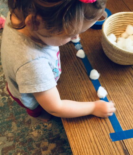 Try this cotton ball lineup for a simple, fun fine motor activity for toddlers!