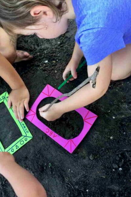 This simple sandbox activity is a big hit! Make outdoor-friendly picture frames for kids, and draw in the sand. Fine motor and learning through messy art! What fun art will your child create?