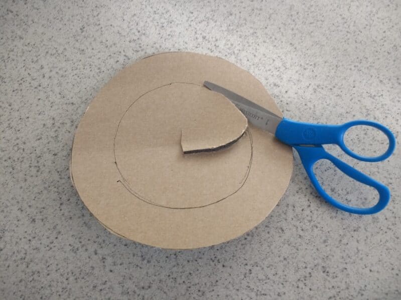 Cut the centre out of cardboard to make a wreath shape