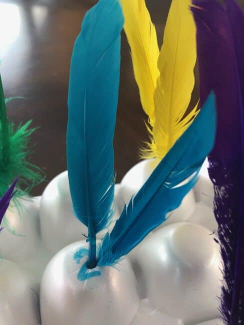 Counting activity with feathers and egg cartons for toddlers and preschoolers.