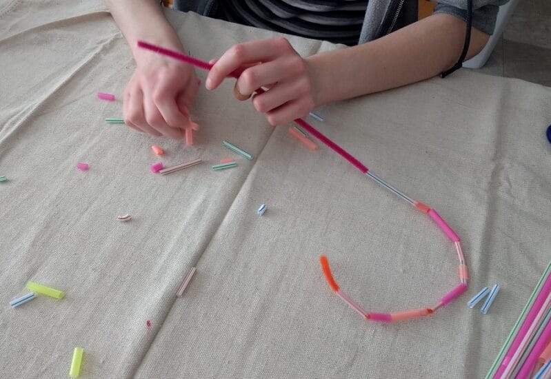 These pipe cleaner headbands are so simple that your kids can make them, start to finish, while improving fine motor skills and confidence!