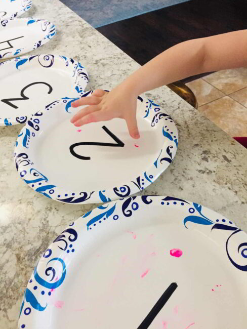 Combine number recognition and finger paint in this fun hands-on preschool counting activity! Stamp, count, and learn numbers together!