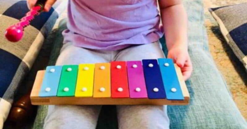 Try this simple musical activity for preschoolers to copy rhythms and patterns in classical music! Discover classical music and play along.