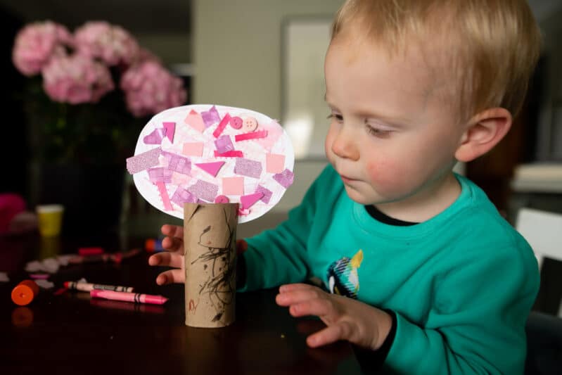 Try this super simple and easy spring tree craft for toddlers and preschoolers using empty toilet paper rolls. You’ll love to display them!