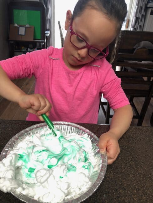 Go ahead and let your kids get messy with this simple shaving cream box cake that’s perfect for toddlers and preschoolers to have sensory fun with pretend play!