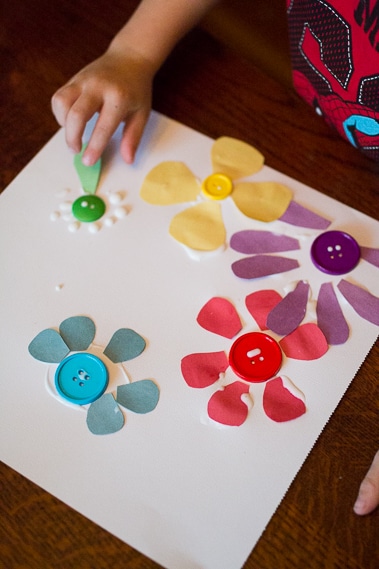 Work on color recognition while you create a beautiful spring flower color matching craft with your preschoolers at home or in the classroom using this simple activity.
