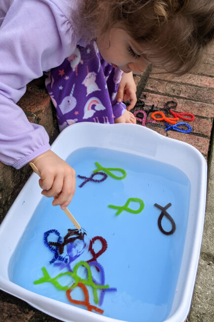 Try this super simple fishing game that is a quick prep fine motor activity for toddlers and preschoolers from Laura in her Member Spotlight.