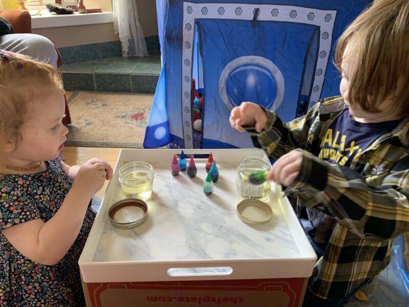 Science experiment that is easy enough for toddlers and preschoolers to do from start to finish.