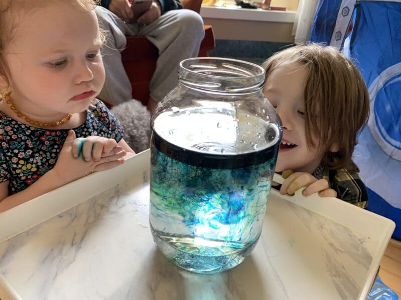 Blow your little astronauts minds with this #outofthisworld shooting stars in a jar space themed science experiment for kids to make at home.
