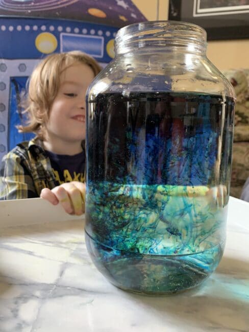 Blow your little astronauts minds with this #outofthisworld shooting stars in a jar space themed science experiment for kids to make at home.