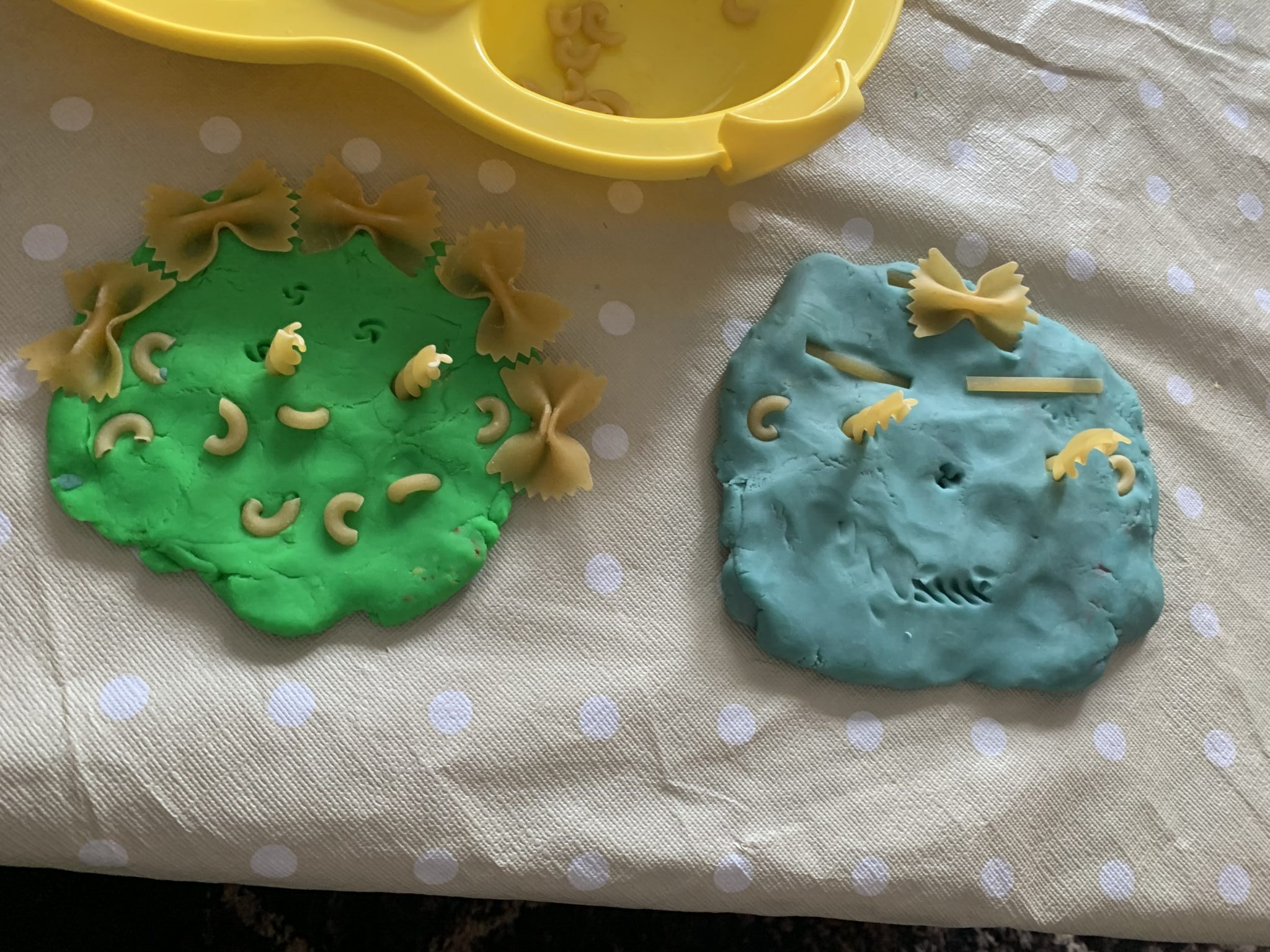 Grab your play dough, pasta and your smiles because it’s time to create a Family portraits activity that’s simple enough toddlers can do it!