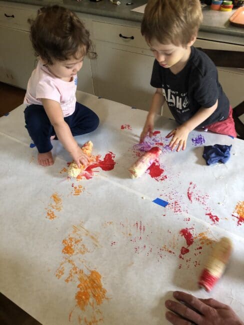 Get creative and messy this fall with this simple and fun corn painting activity that combines art and sensory skills! You kids will love it. 