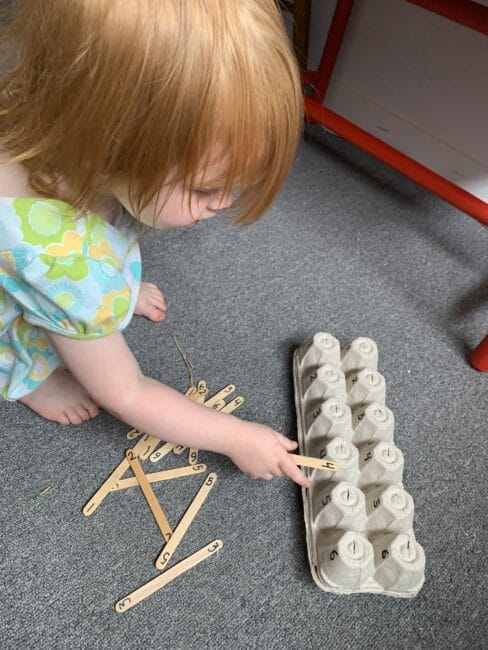 Turn recycled egg cartons into fine motor matching activities for toddlers, preschoolers and kindergarten kids with these fun ideas!