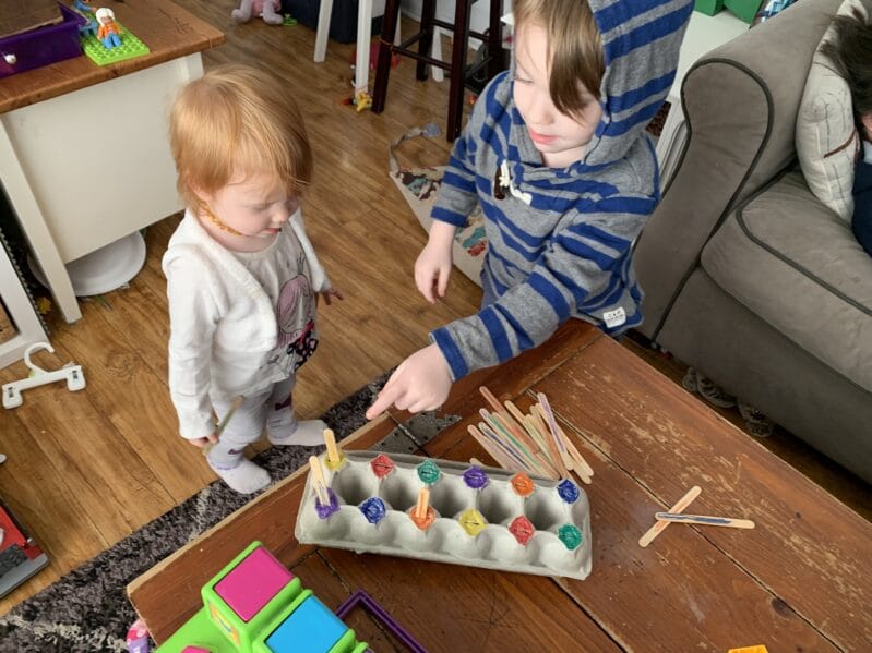 How to DIY your own simple egg carton matching activities tailored perfectly to your toddlers and preschoolers interest and ability at home.
